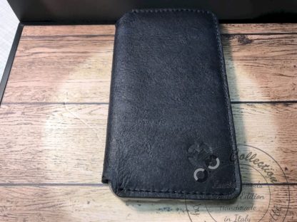 Cover per iPhone X/XS di OM Collection by Andrea Masotti in cuoio e pelle di struzzo fatta a mano